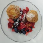 Topfenknödel mit Beeren'